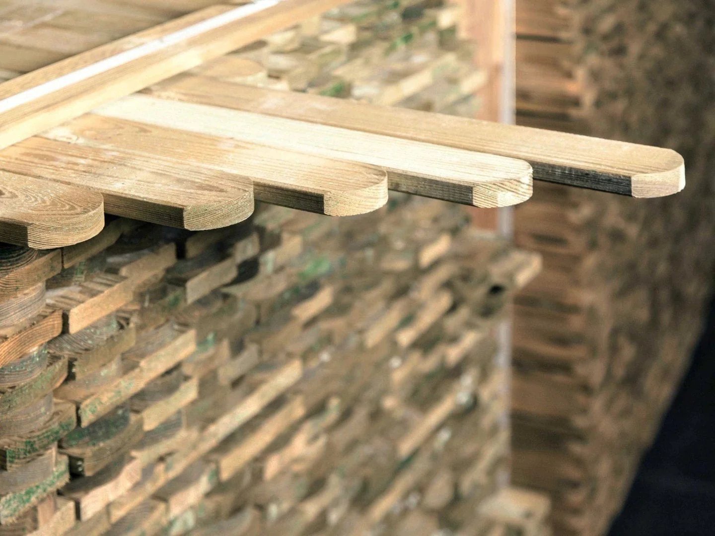 Picket Fencing Slats / Pales Round Top Green Treated Pack 10 - Image 5